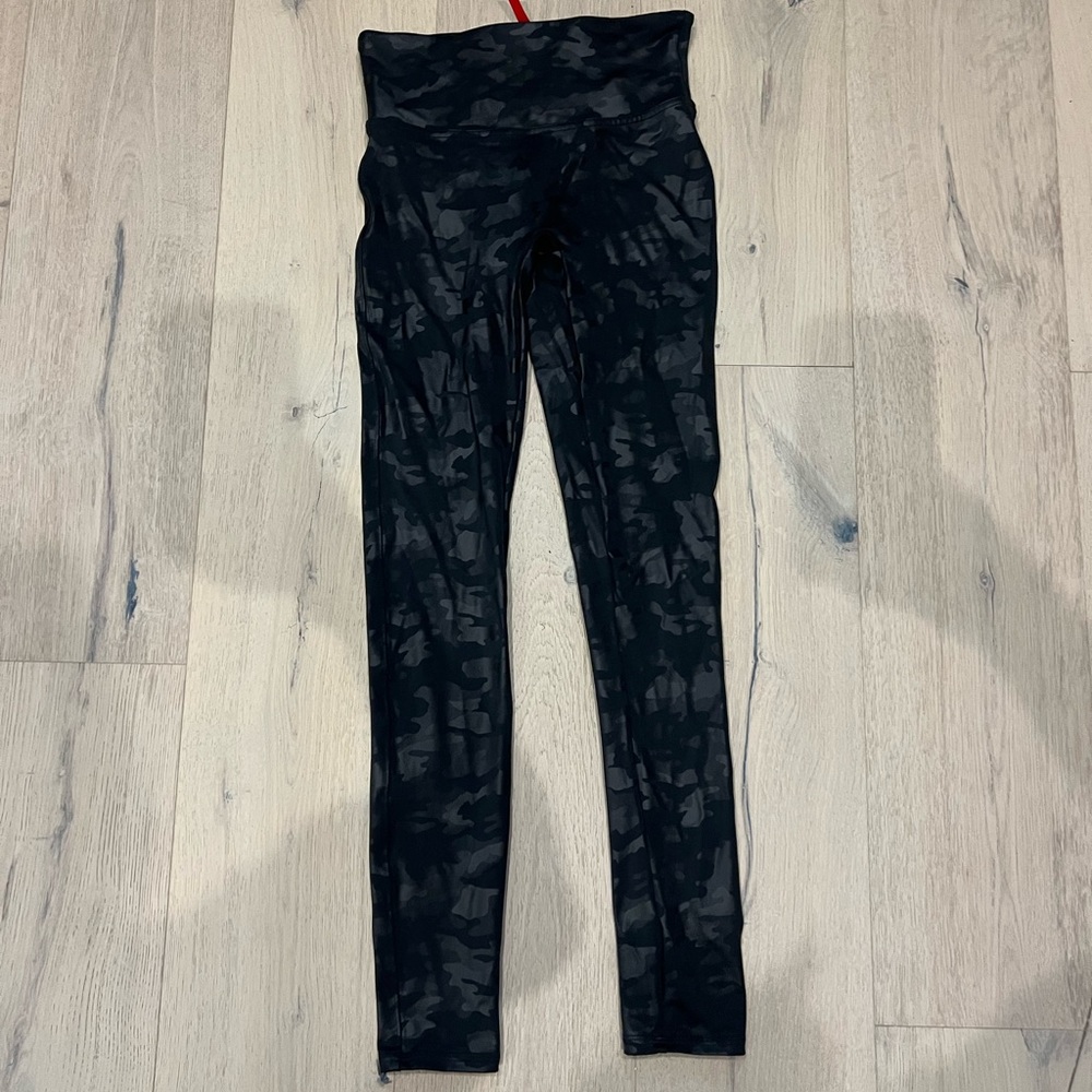 Spanx Faux Leather Leggings in camo, small